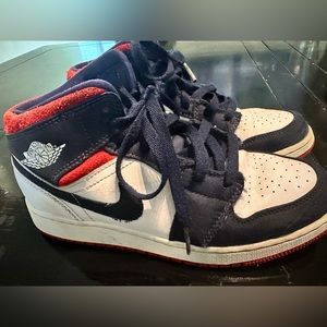 awesome 5Y sneakers Jordans in great condition - make an offer!